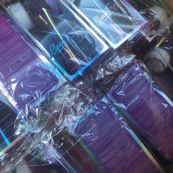 Clean Freak" 2in1 Cleanse & Exfoliate Brush - Picture 7 of 7